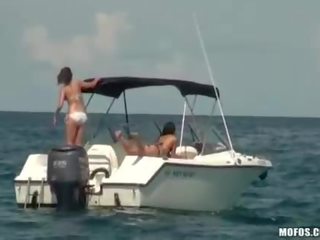 Birichina ragazze trasformato su trio su un barca