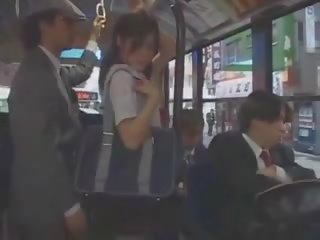 Asiatico giovanissima damsel tastata in autobus da gruppo