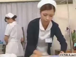 Japońskie pielęgniarka praktyki jej na ręcznym technika