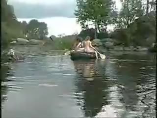 Tre super flickor naken flickor i den djungel på båt för phallus jaga