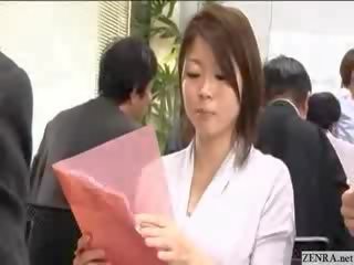Fêmea japonesa employees ir nua em trabalho