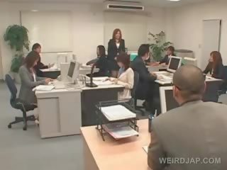 Japonez seductress devine de întindere pentru ei birou scaun și inpulit