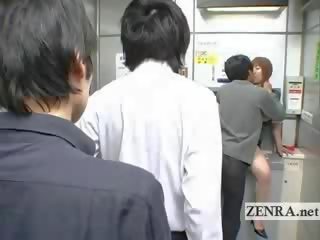 Bizarro japonesa enviar oficina ofertas pechugona oral sexo película cajero automático