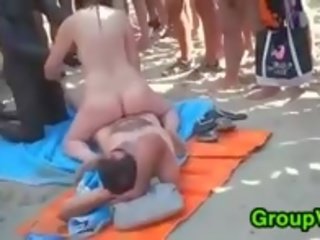 Lubrique personnes baise dehors à la plage