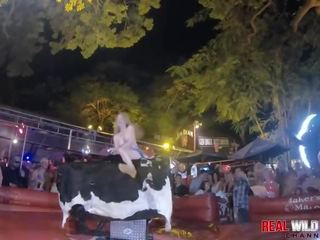 Desnudo zorras toro cabalgando en destello fest 2018 salvaje y fuera de control