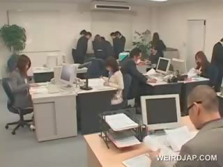Appealing asiática escritório miúda fica sexualmente teased em trabalho