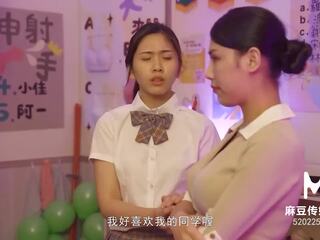 Trailer-schoolgirl och motherãâãâãâãâãâãâãâãâ¯ãâãâãâãâãâãâãâãâ¿ãâãâãâãâãâãâãâãâ½s vild tag lag i classroom-li yan xi-lin yan-mdhs-0003-high kvalitet kinesiska show