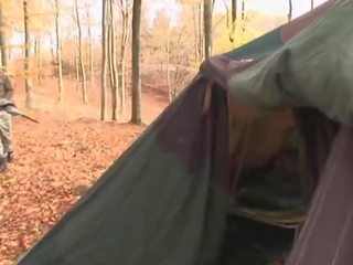Euro adolescent merr dyshe fucked në një tent