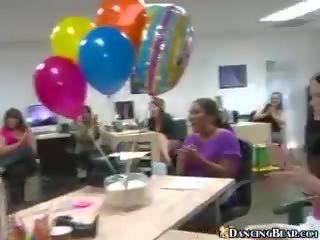 Biuro impreza z ballonsclothed females i nagi mężczyźni