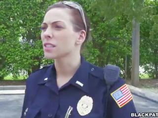 महिला पुलिस खींचें ओवर ब्लॅक suspect और चूसना उसके पेनिस