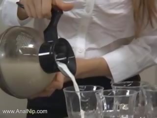 Asiatisk sekretær fra tokyo med rumpe melk