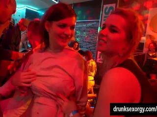 Magnificent girls tarian erotically in a klub