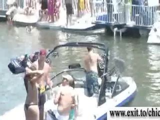 Outrageous bikini piščanci pri javno čoln zabava prikaži