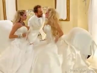 Dva blondies s obrovský baloons v svadobné dresses zdieľať jeden penis