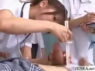Mamuśka japonia surgeon instructs pielęgniarki na proper na ręcznym