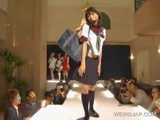 Ázijské holky pózovanie koketná na stupeň